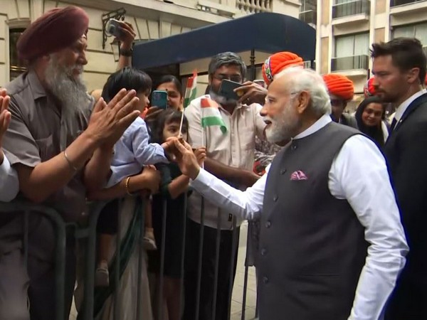 Selfies Slogans And Songs Pm Modi Receives A Rousing Welcome From Indian Diaspora In Paris Selfies Slogans And Songs Pm Modi Receives A Rousing Welcome From Indian Diaspora In Paris