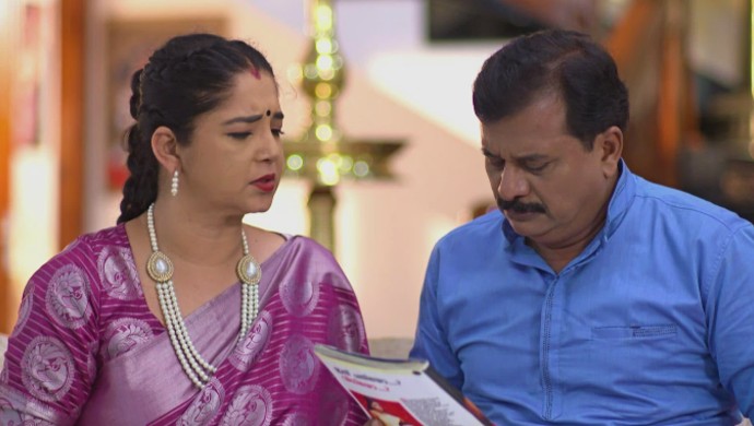 Akhilandeshwari comes across an article that shocks her!
