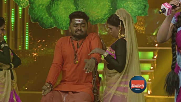 Jasim comes on stage dressed up as a 'sami' to provide background visuals for Swetha's song