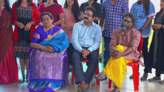 Parvathiyamma comes to see the practice