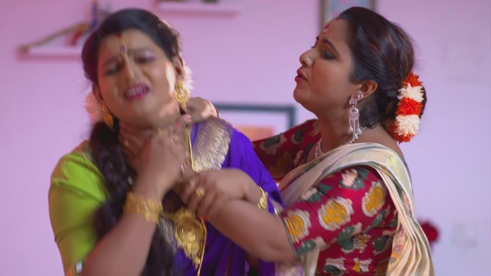 Vilasini hurting Jayanthi for having the spiked sweets
