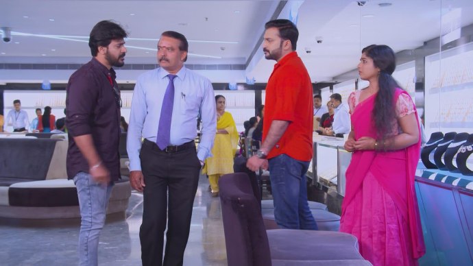 Anand argues with Sudhi over the necklace