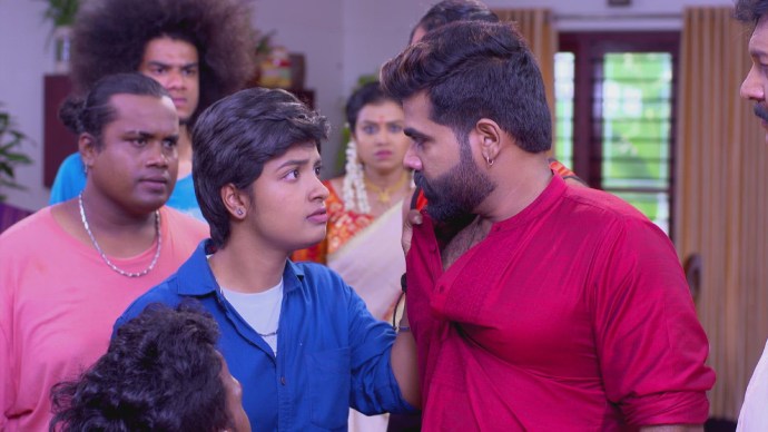 Sathya almost hits Sidharthan (1)