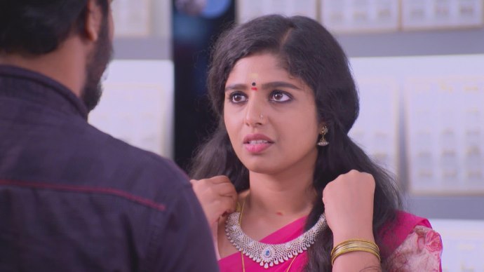 Sudhi asks Kalyani to try on the necklace