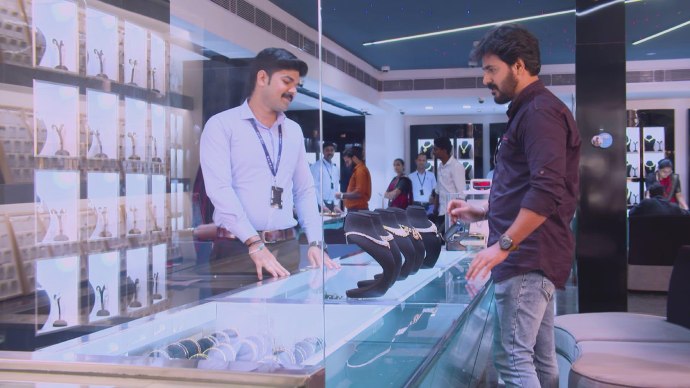 Sudhi finds a necklace for Divya