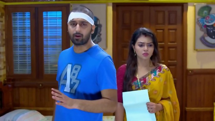Abhimanyu presents the divorce papers to Samyuktha ( source:ZEE5)