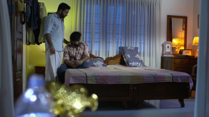 Aravind asks Anand's permission to sleep in his room