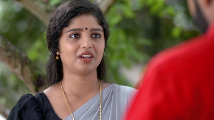 Kalyani agrees to fix the mic (source:ZEE5)