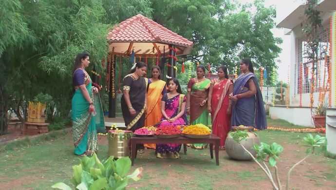 Nithya with others in Kalyana Vaibhogam