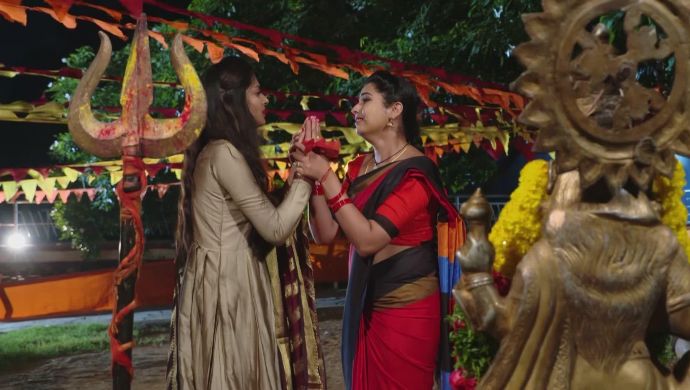 Mansi and Mrudula in Ninne Pelladatha