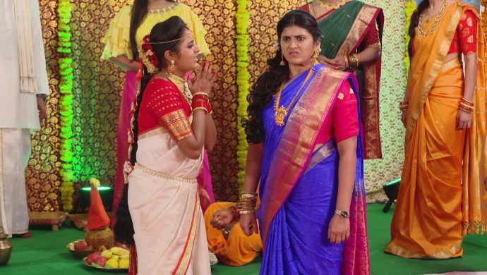Mrudula and Brahmini in Ninne Pelladatha