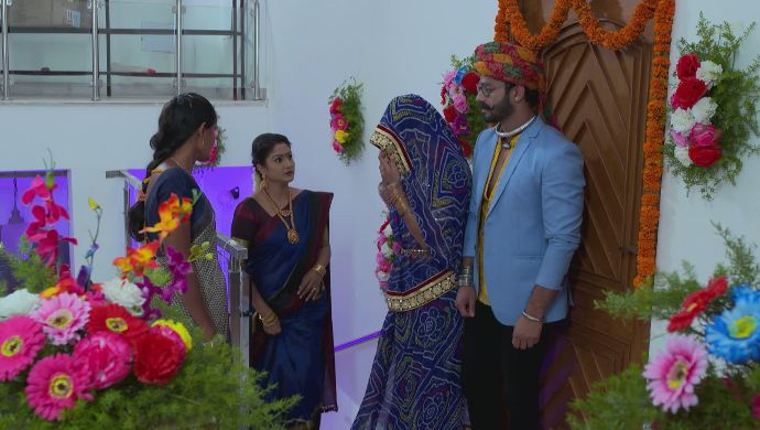 Vedavati with Aditya-Dharani in Akka Chellellu