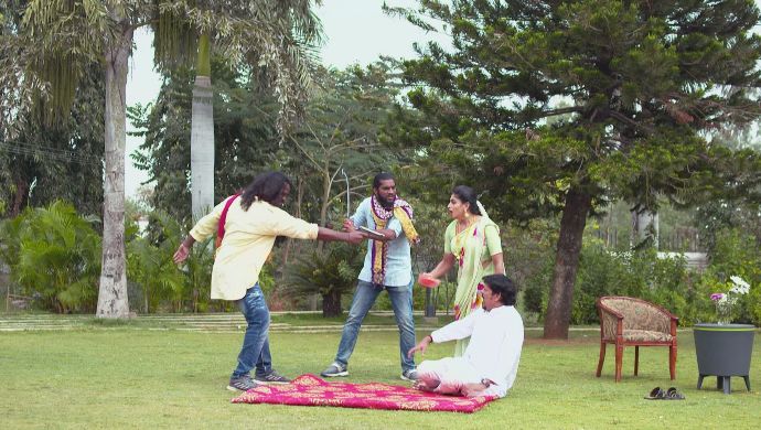 Dharani and Vayuputra with the goons in Akka Chellellu
