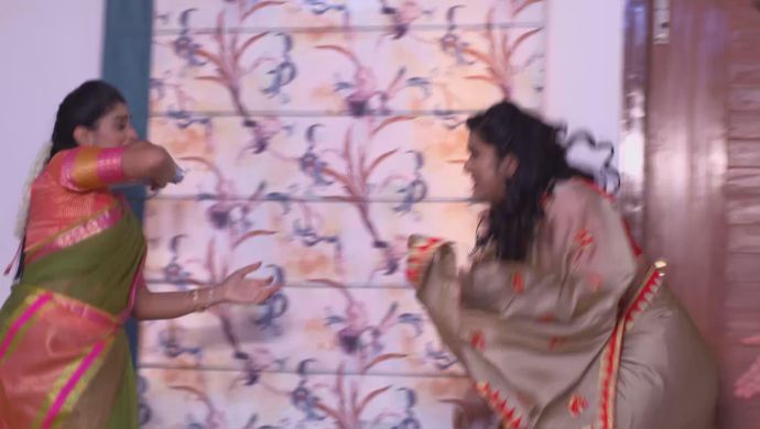 Dharani and Priyamvada in Akka Chellellu