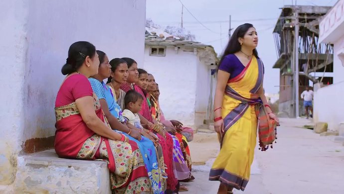 Nayani and others in Trinayani