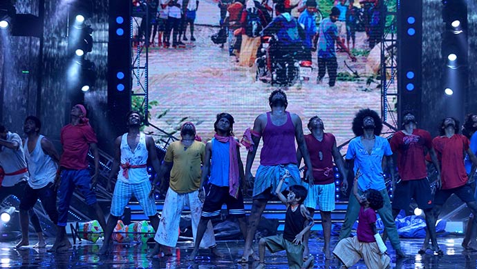 An Exclusive Still Of Anoop And Dimpanna Performing On Stage