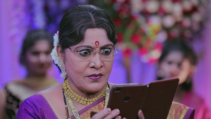 Annapoorna gets Shocked Looking At Her Phone