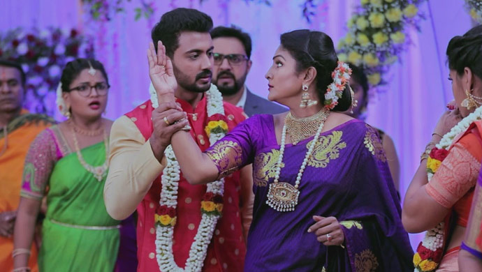 Rishi Stops His Mother From Beating Kamali Again