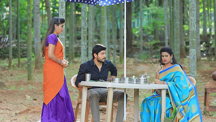 A Still Of Belli, Muttu And Maya