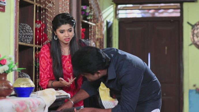 The two of them hide the jewellery