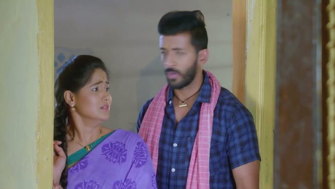 Daamini sees the nuptial chain around Paaru's neck