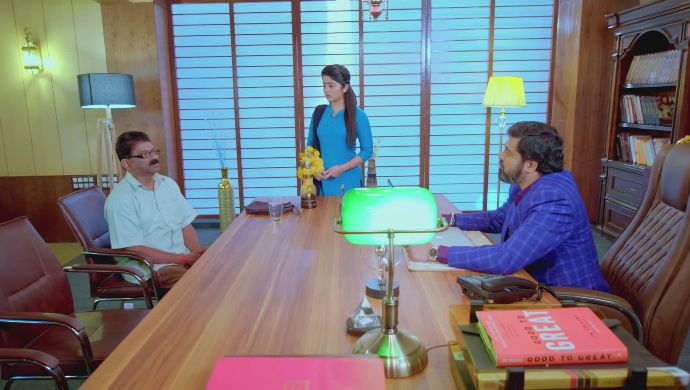 Subbu talks to Arya about the London trip