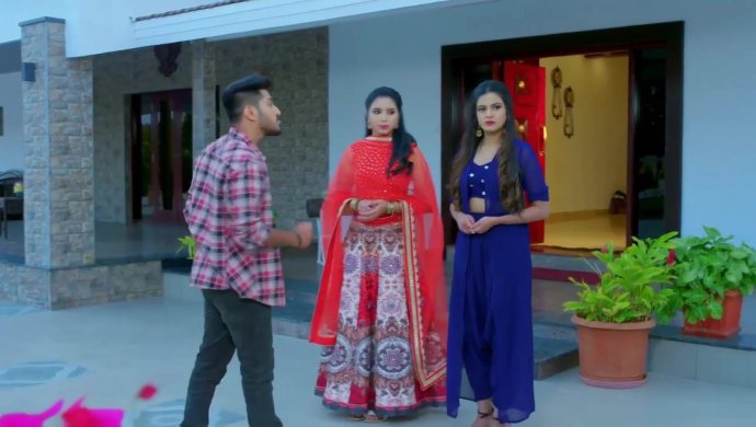Trishul tries to talk to Shivani