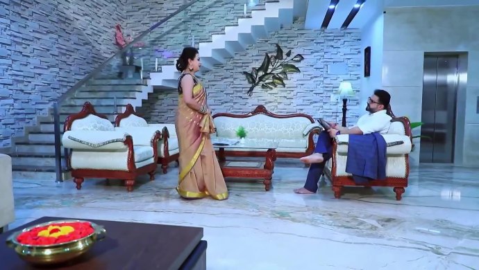 Urmila tries to talk to Chandru