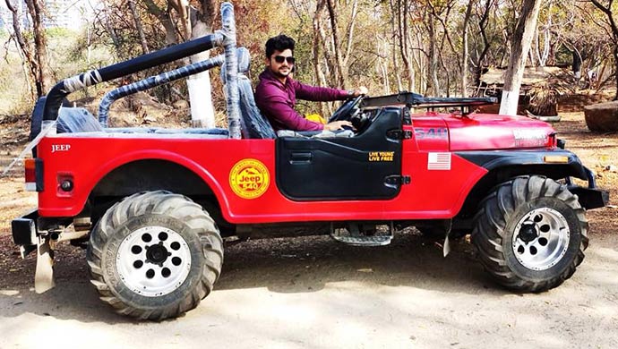 Kalyana-Vaibhogham-Actor-Sunny-In-A-Jeep.jpg