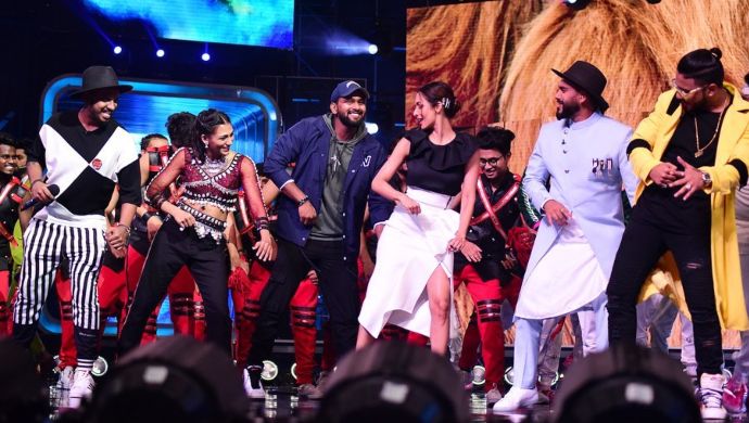 Malaika-Arora-with-Kings-Squad-on-Dance-India-Dance.jpg