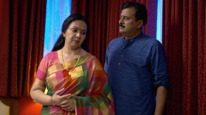 Akhila tells Krishnan about her worries (source:ZEE5)