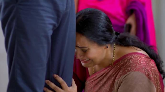 Parvathy falls on Abhimanyu's feet crying (source:ZEE5)