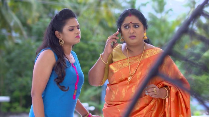 Sharmilla and Avantika get a call from Samyuktha (source:ZEE5)